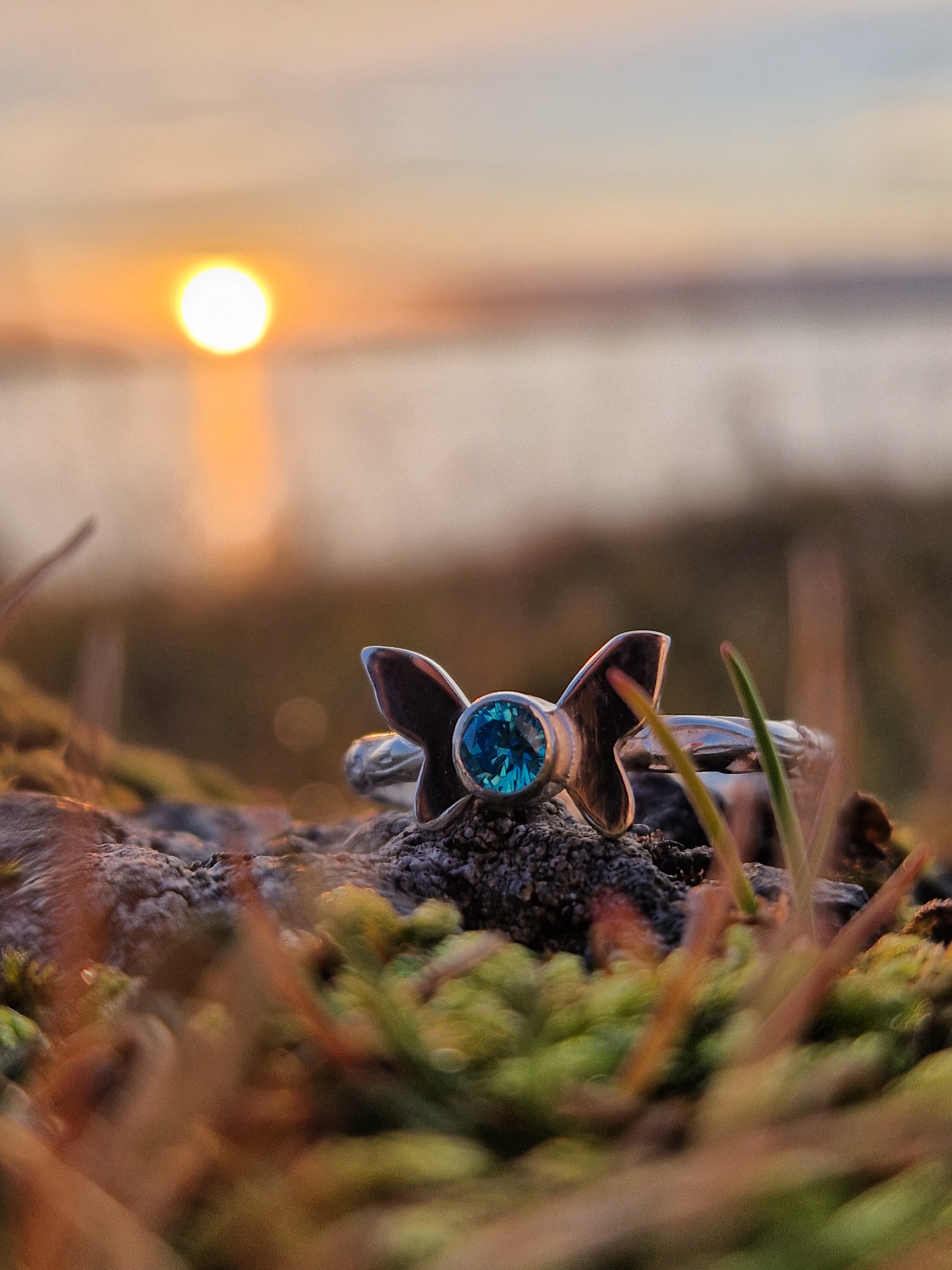 Fiðrilda hringur með zircon steini