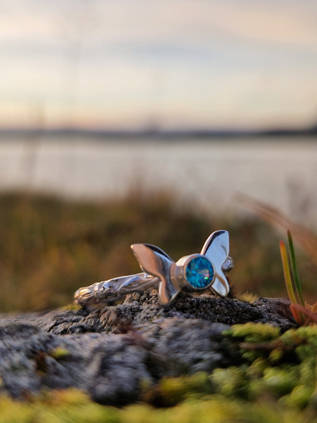 Fiðrilda hringur með zircon steini