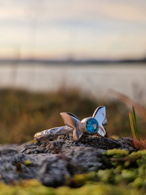 Fiðrilda hringur með zircon steini